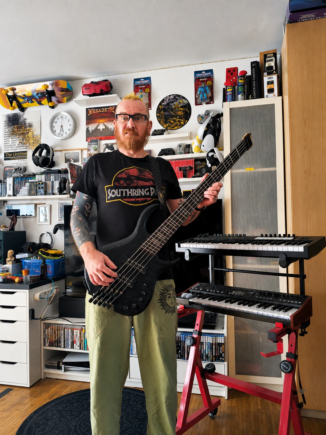 Eugen Cech mit Bass in seinem Wohn- und Musikraum